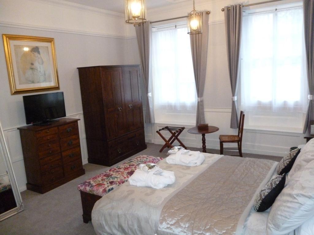 Kings House Wokingham Guest House Room photo