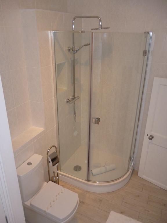 Kings House Wokingham Guest House Room photo